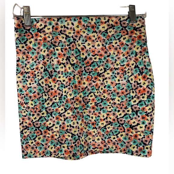 BCBGeneration mini skirt, size small, stretchy perfect for spring - Picture 7 of 7